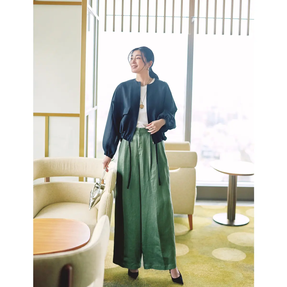 ネイビーブルゾンにカーキワイドパンツを合わせたコーデ　モデル・ゆうき