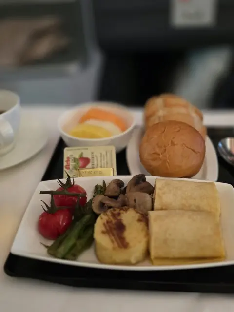 ラウンジと機内食などの画像_3