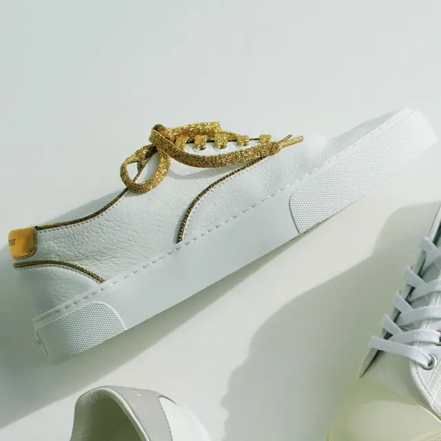 ゴールドラメのシューレースと同色のラインがホワイトカーフに映える