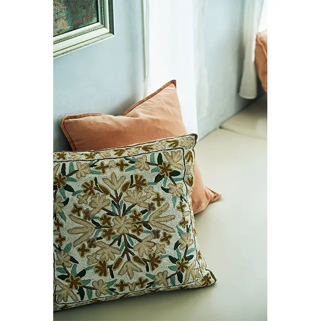 アクセントとなっているクッションはトルコで見つけたもの。