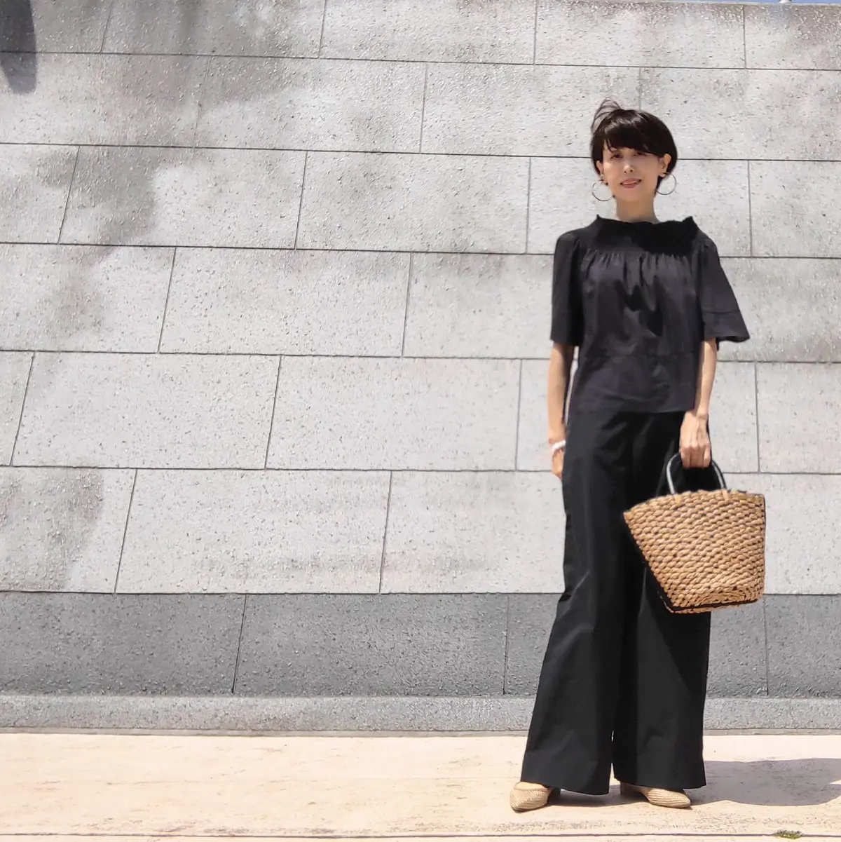 パーソナルカラースプリング　黒コーデ　パンツコ－デ　綿シルク　ワイドパンツ