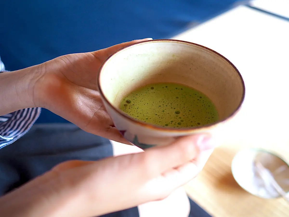 「弘庵」抹茶(600円) 犬山焼の茶器