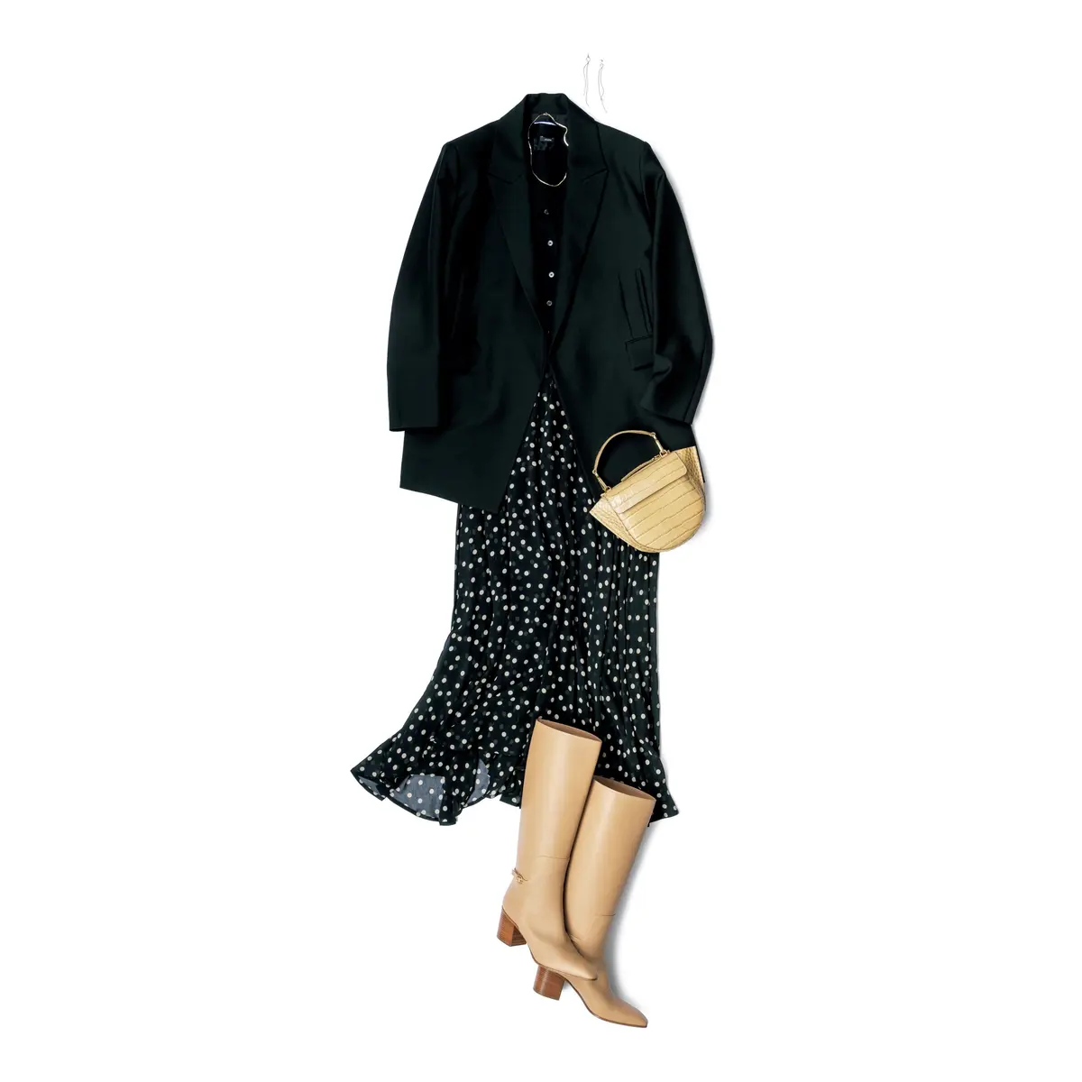 黒テーラードジャケットに黒シャツとドット柄スカートを合わせたコーディネート