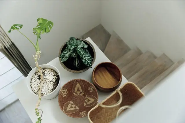 3階への階段の途中に、かさばるカゴ類を飾って収納