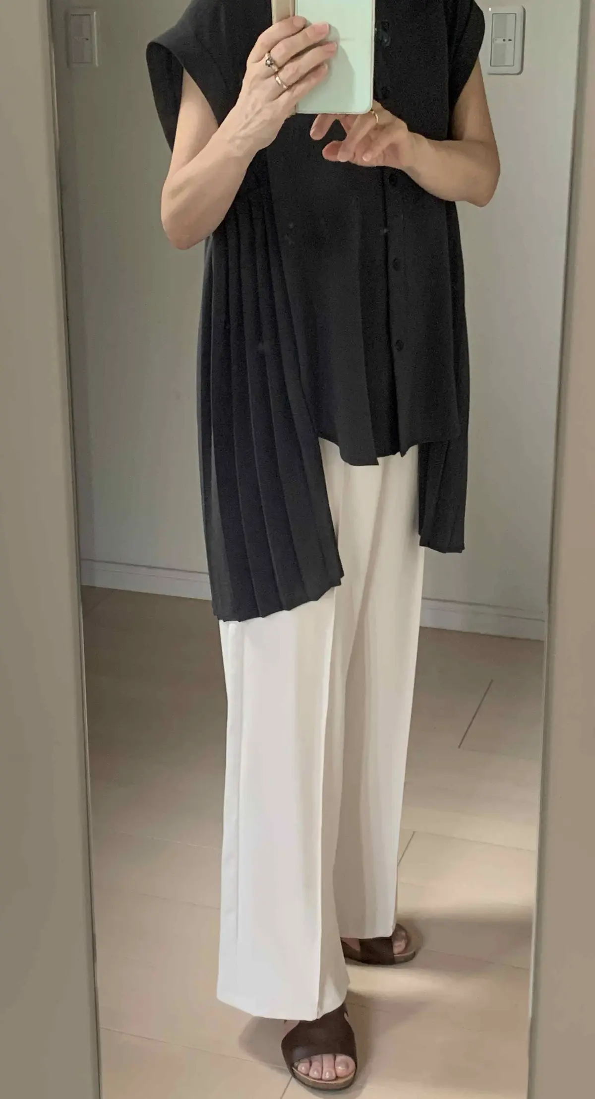 レザーサンダル　パンツスタイル