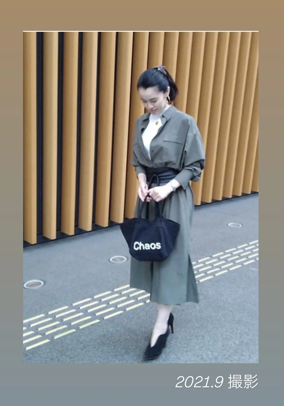 カーキ色のシャツドレスをアウター代わりにの画像_3