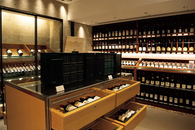 奥に は希少ワインを扱うウォークイン・セラーが