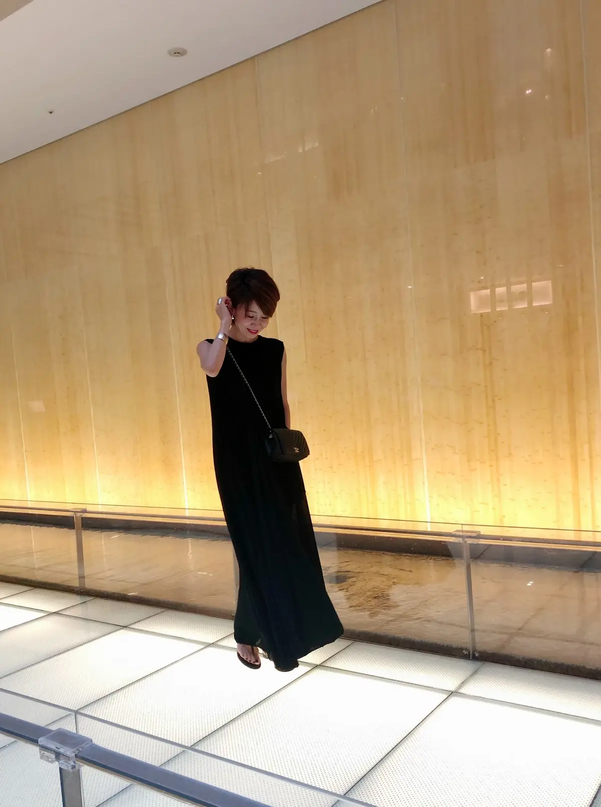 しなやかで華やかATONの黒ワンピの画像_3