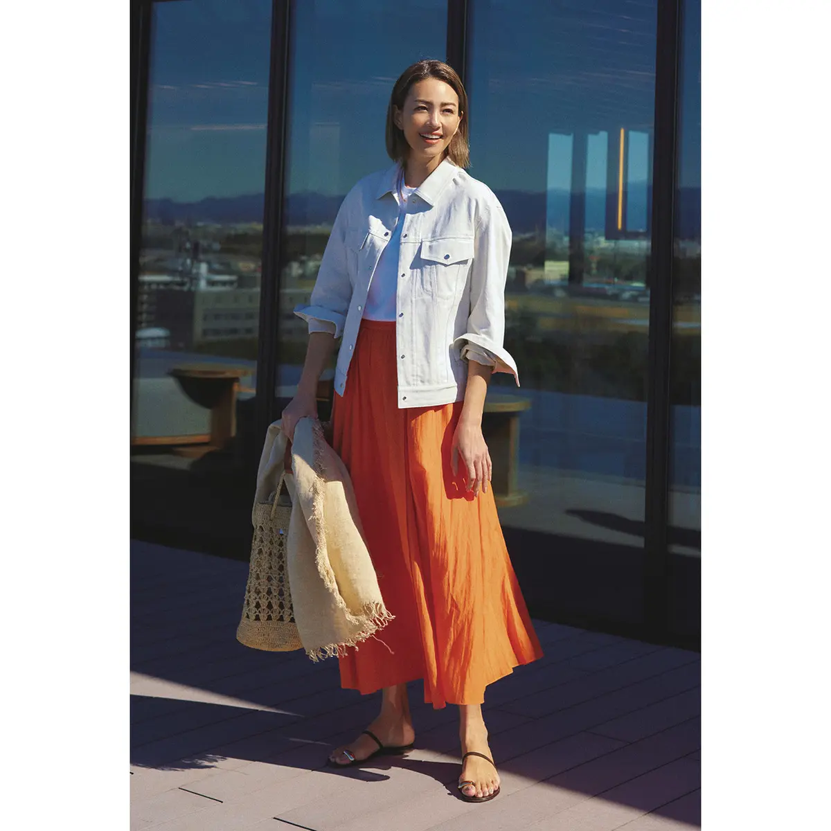 白デニムジャケットとオレンジスカートのコーデ　モデル・RINA