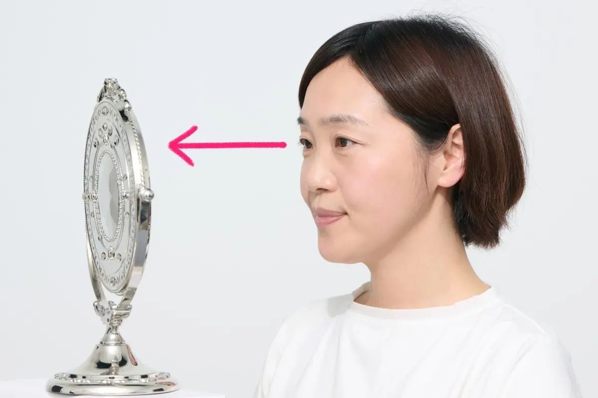 OurAge×Webエクラ アイライン　描き方　鏡を目の高さに置き、真正面に見ながら描く