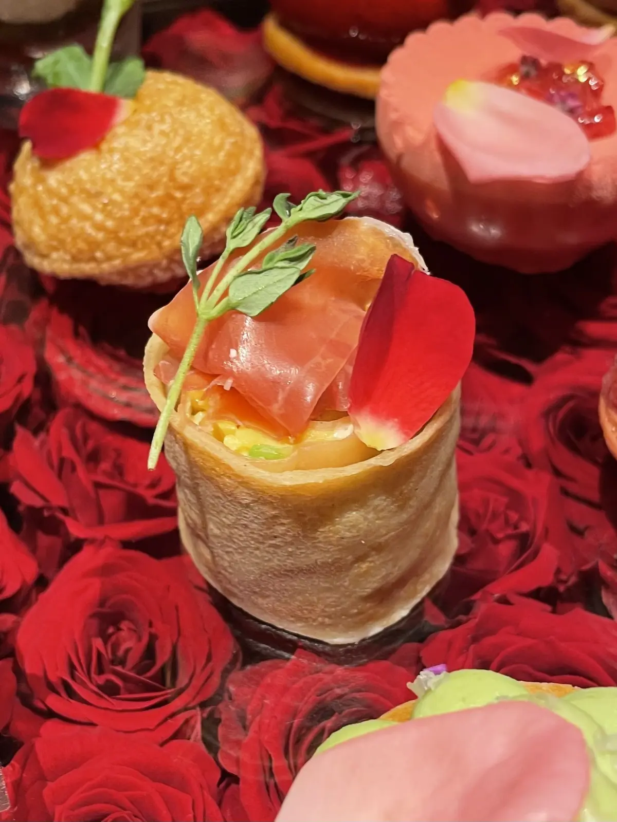 お洒落バー、お洒落カウンター、ムース、金粉、食事、料理、お料理、生クリーム、ババロア、お洒落、お洒落な店内、お洒落スイーツ&バー、間接照明、ケーキ、お洒落照明、Constellation.、SweetscafeBAR、バー、スイーツバー、入り口、通路、廊下、プロローグ、モダン、ブルーライト、間接照明、エピローグ、幻想的、幻想的、お洒落、スイーツ、ベリー、ケーキ、スイーツ&バー、薔薇、フラワーアレンジ、マカロン、ライチ、ベリー、キイチゴ、木苺、薔薇、花びら、お洒落、美味しい、セイボリー、蕎麦粉、そば粉、ガレット、クレープ、生ハム、かいわれ、カイワレ、