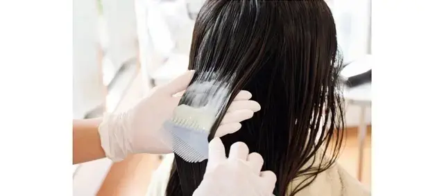 髪の状態に合わせた比率でグリオキシル酸を配合したクリーム状トリートメントをオン。