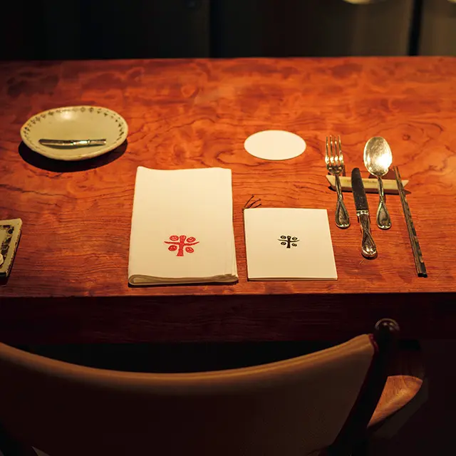 オープンキッチンのカウンターのほかテーブル席も