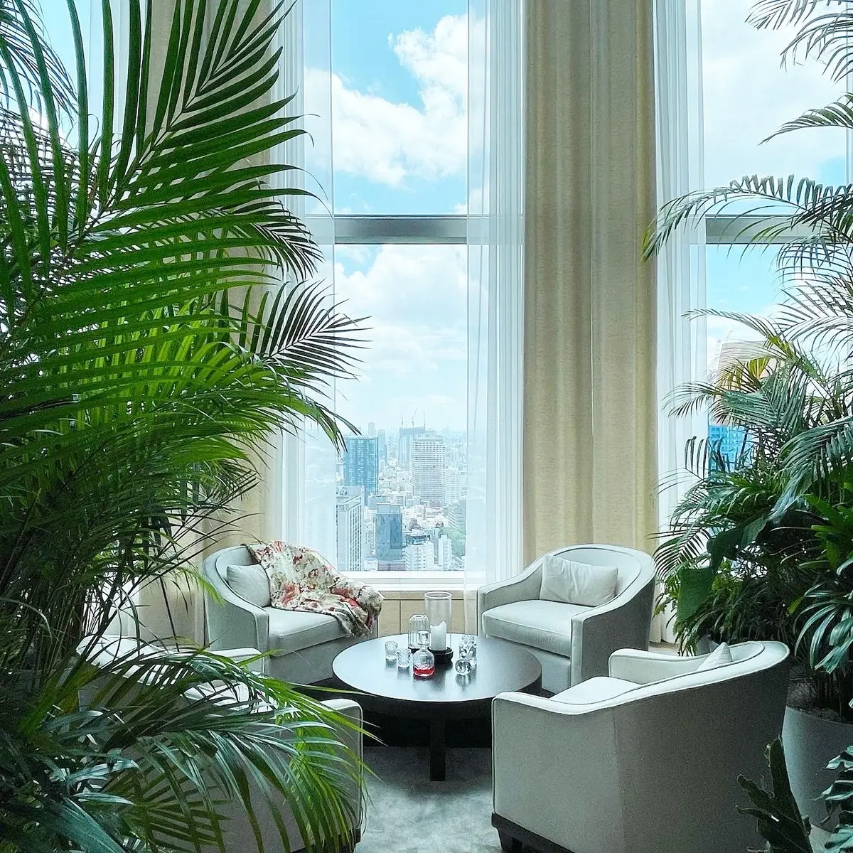 東京エディション虎ノ門のラウンジソファー席