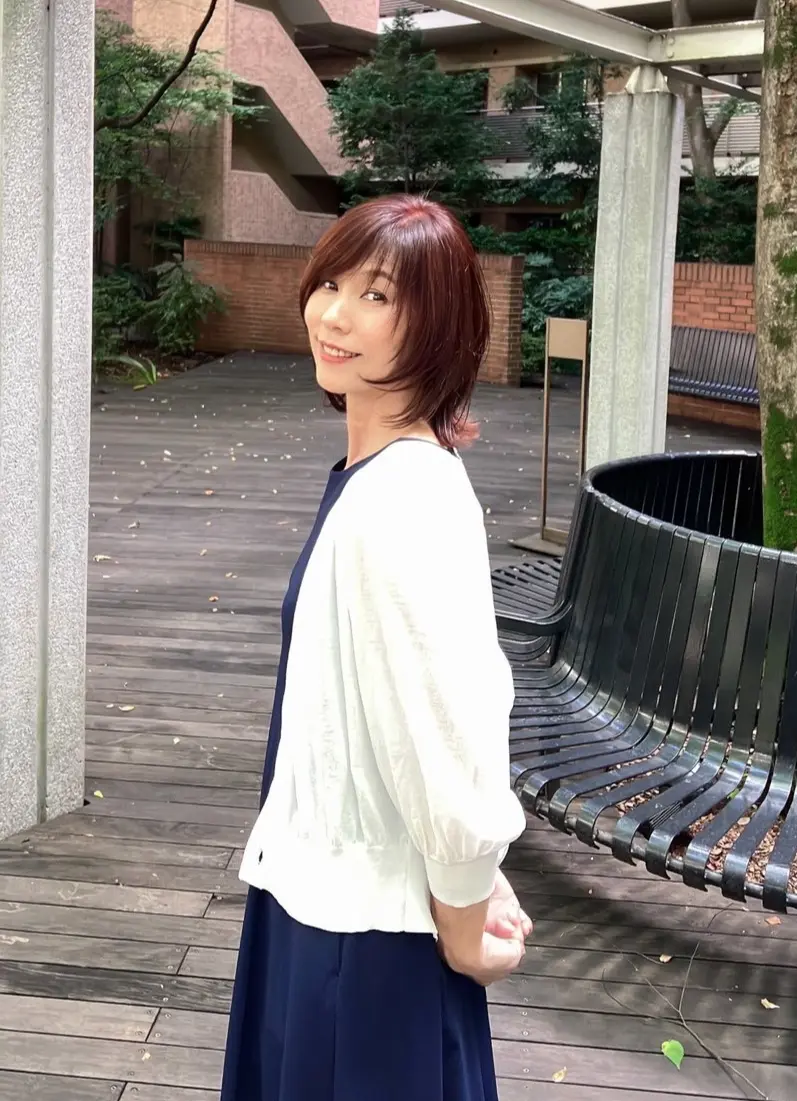 アラフィフミディアムヘア　外ハネボブ　くびれボブ　ヘアメンテナンス　DEMI DO jマダム 若見えヘア　ジュウニブン　三軒茶屋カフェ　二足歩行