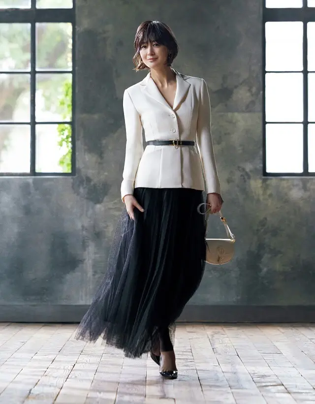 【富岡佳子 DIOR「バー」ジャケットをまとって】ホワイト＆ブラックコーデで華やかに