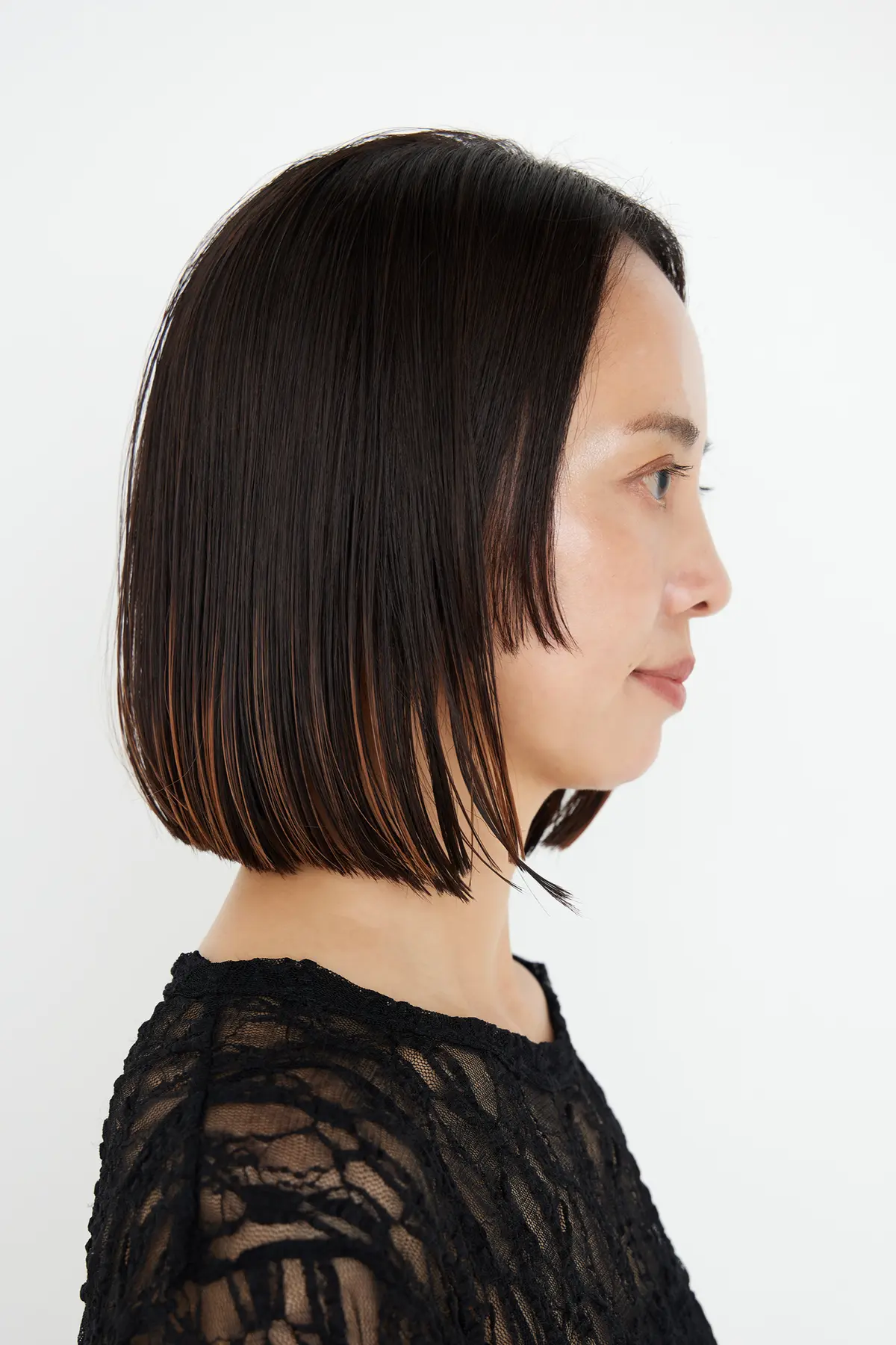 Webエクラ 40代50代　髪型　横から見たフレーミングバングのミディアムボブ