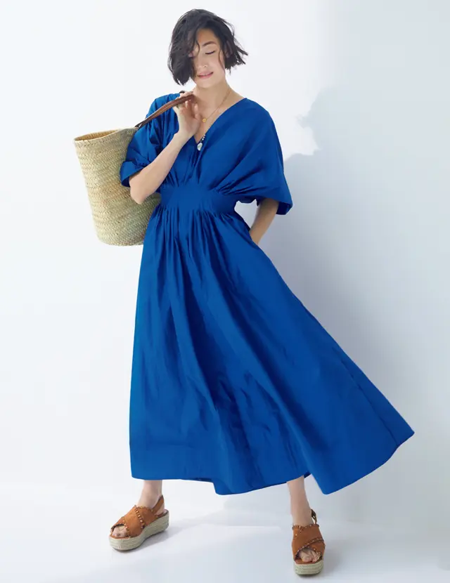 たっぷり寄せたタックとハイウエスト切り替えのロイヤルブルーのワンピースコーデのLIZA