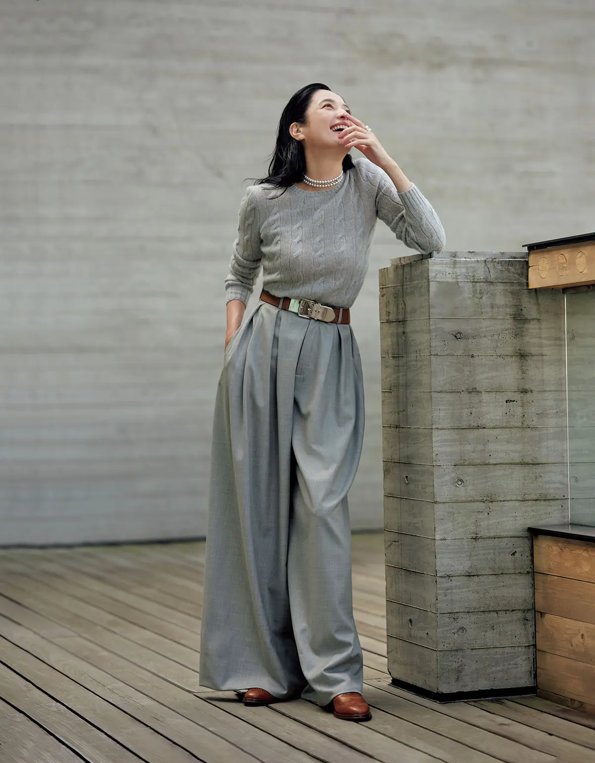 2主役はしなやかで贅沢な たっぷり量感のワイドパンツ