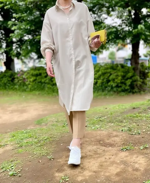 アシックス「ペデラ」とシャツワンピースのコーデ