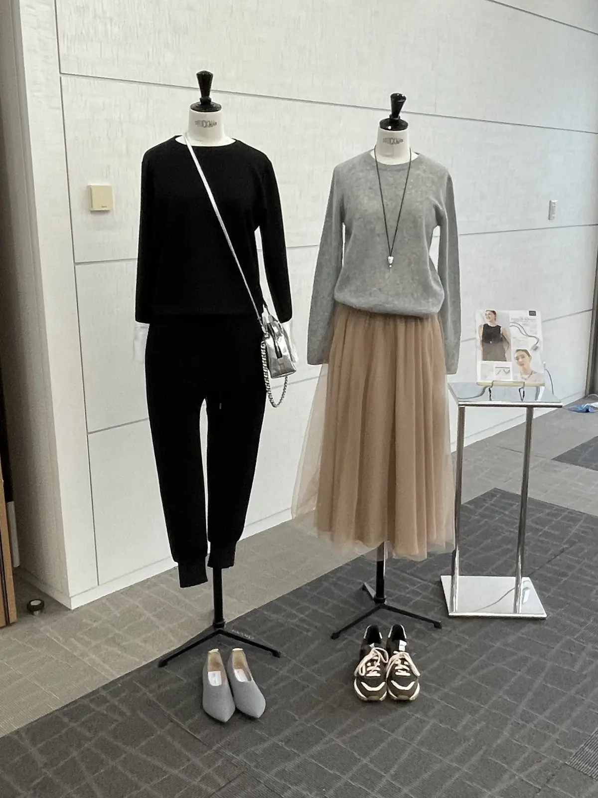 éclat Premium、E by éclat、試着会、会場、エクラ、エクラプレミアム、エクラプレミアム通販、ニット、2ピース、セットアップ、グレーニット、黒セットアップ、シルバーバッグ、シルバーポシェット、パンツ、チュールスカート、チュールロングスカート、ベージュ、ペンダント、スニーカー、ヒール、パンプス、グレーヒール、グレーパンプス、茶スニーカー、グレースニーカー、コーデ、コーディネート