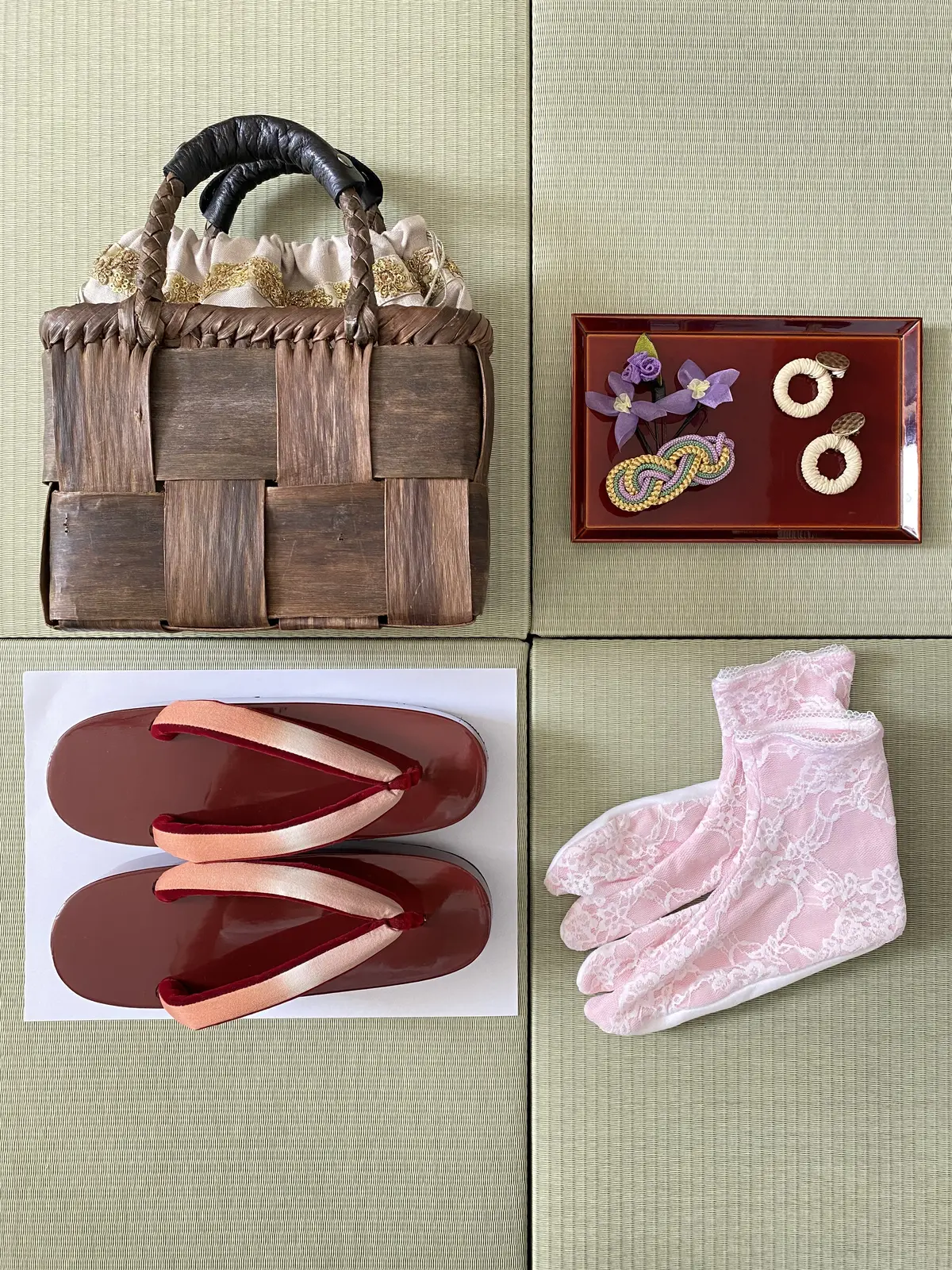 浴衣コーディネート小物一式。阿佐ヶ谷のかごバッグ、朱塗り下駄、二重レース足袋、薄紫の髪飾り。