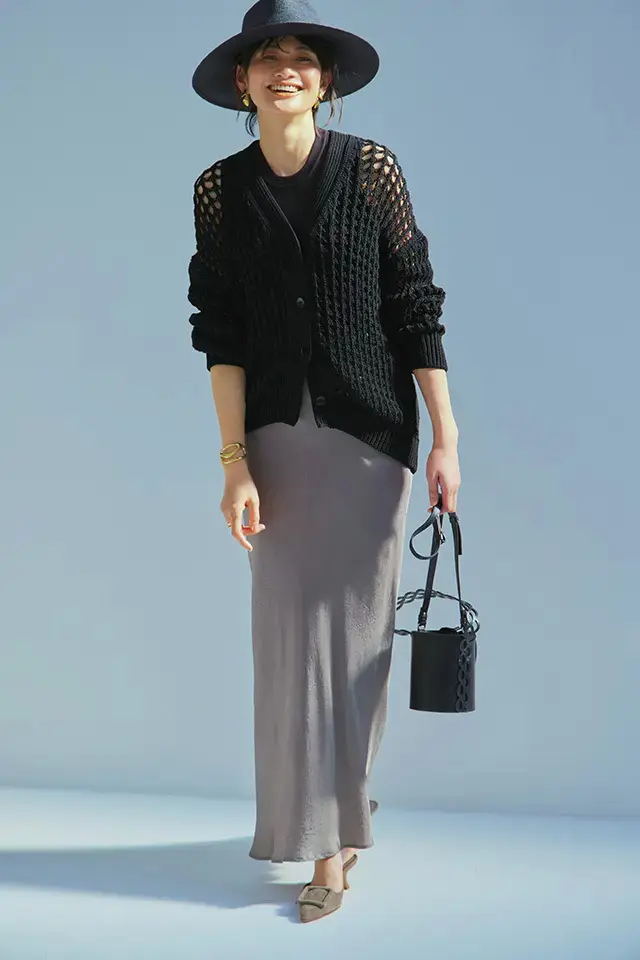 【50代のニット×スカートコーデ】ざっくりしたカーディガンは光沢スカートでドレッシーにスタイルアップ