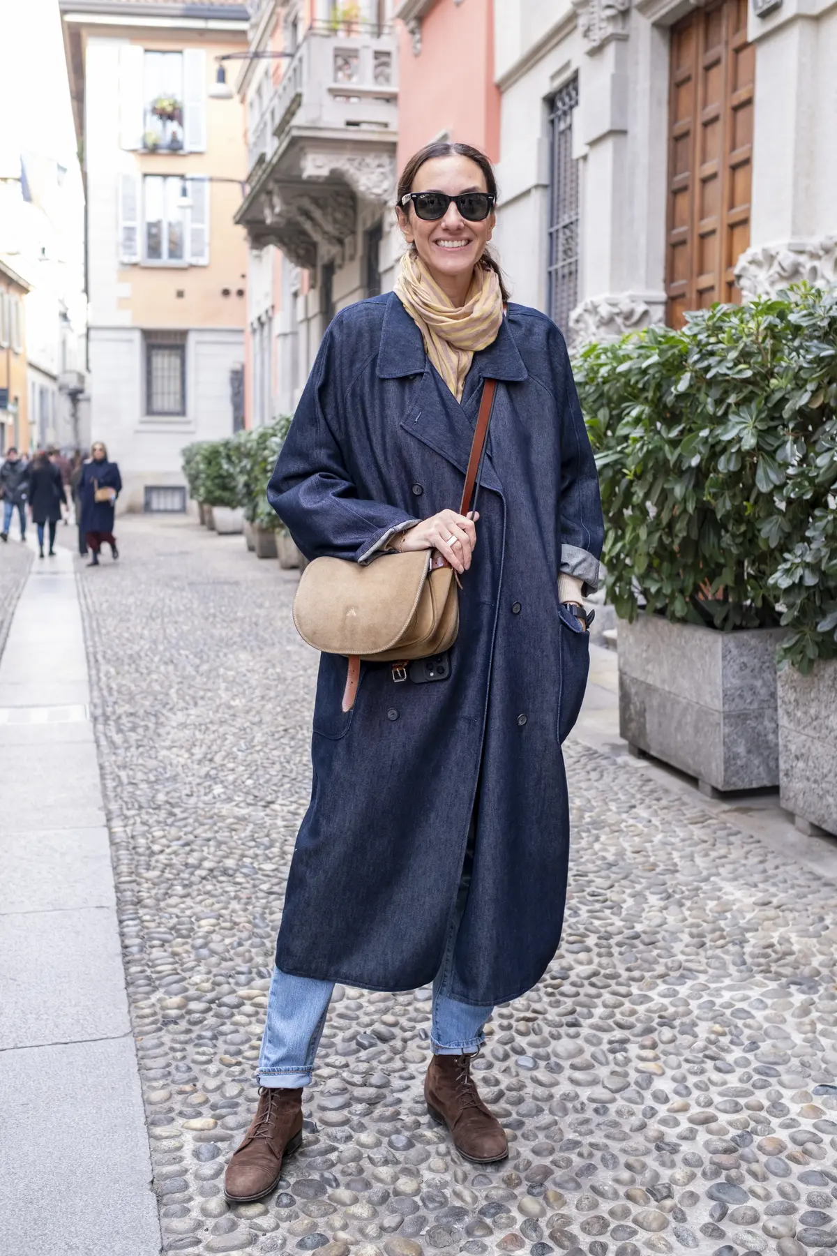 ファッションスナップ　DUSANのデニムのロングコート　デニムパンツ