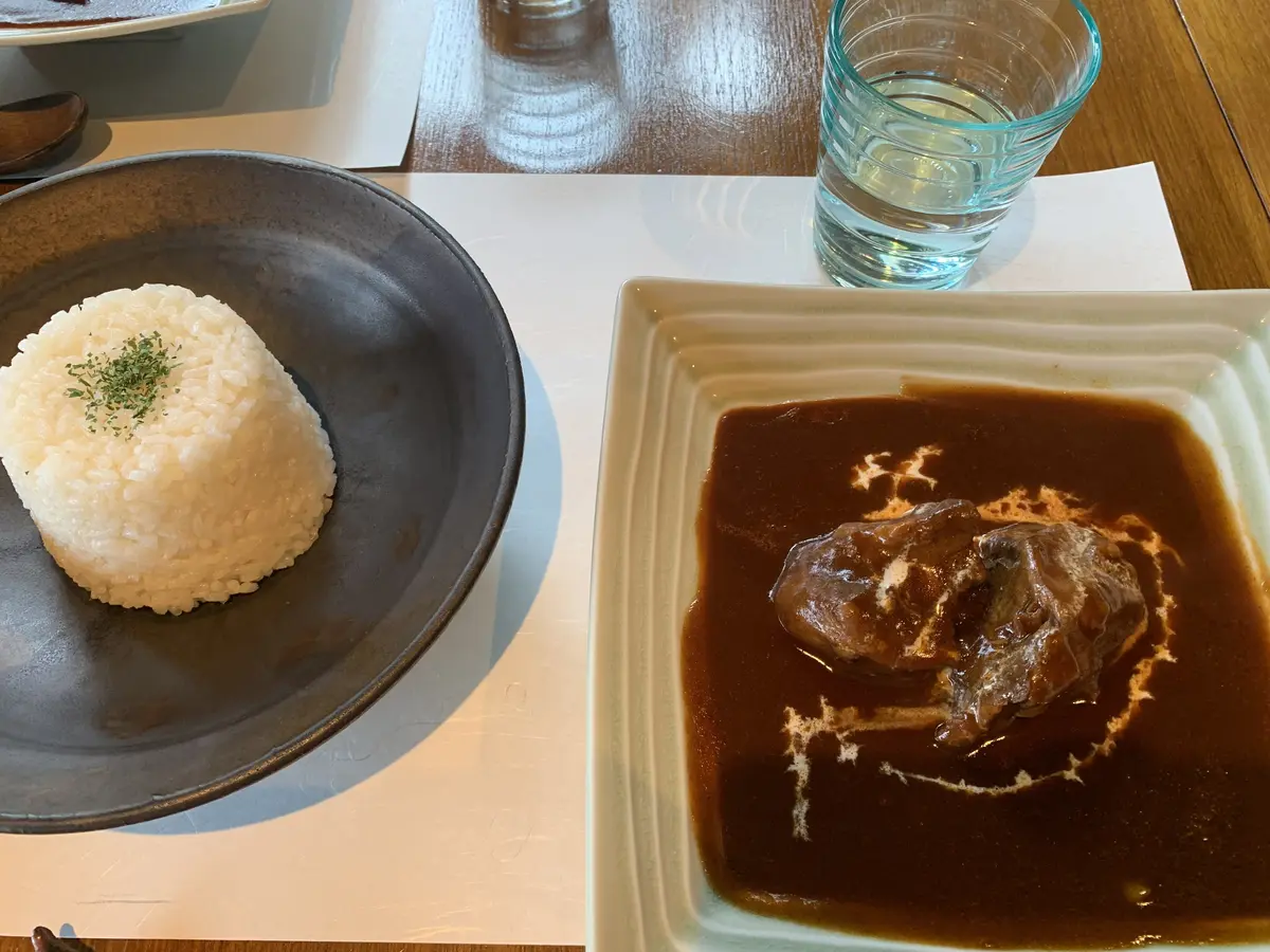 じっくり煮込んだビーフシチューは店の名物