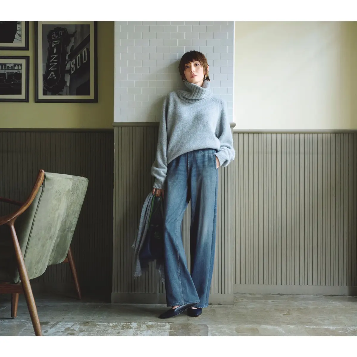 グレータートルネックニットとブルーデニムのコーデ　モデル・LIZA