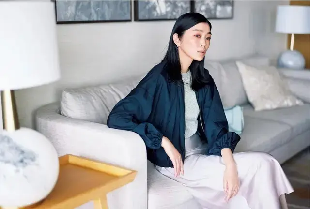 【極薄ブルゾンコーデ】品のあるネイビーブルゾンは控えめなツヤ感が決め手