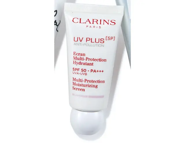 クラランスのUVプラス 5P モイスチャライジング マルチ デイ スクリーン ラベンダー