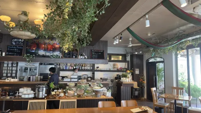 Zara白シャツで原宿でのおしゃれカフェの画像_1