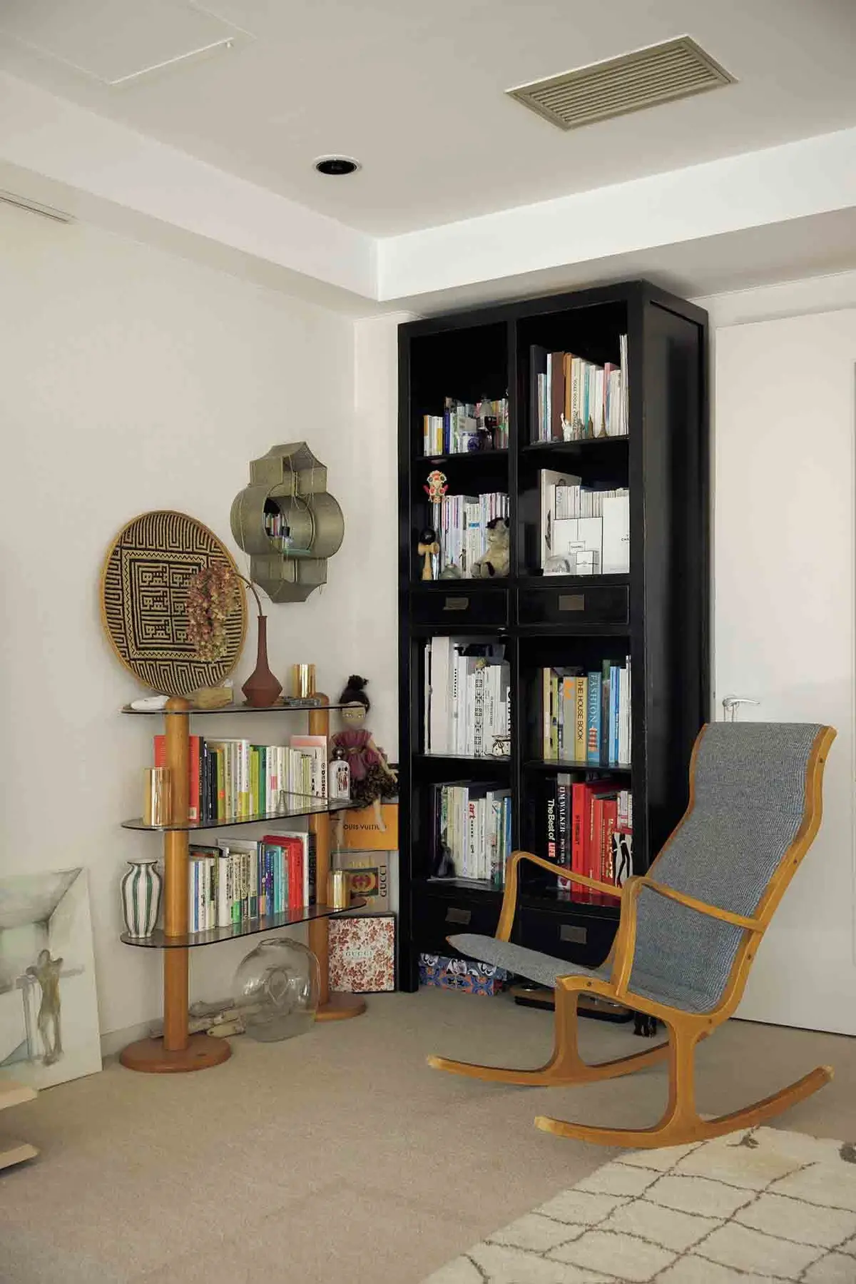 本棚を置いたリビングのコーナー。