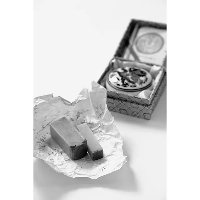 硯（すずり）や筆などは入門セットでそろえましたが、篆刻（てんこく）印は、先生にご紹介いただいたお店でつくりました