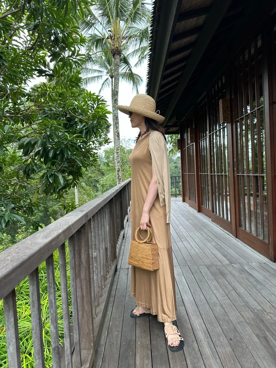 ベージュワンピース