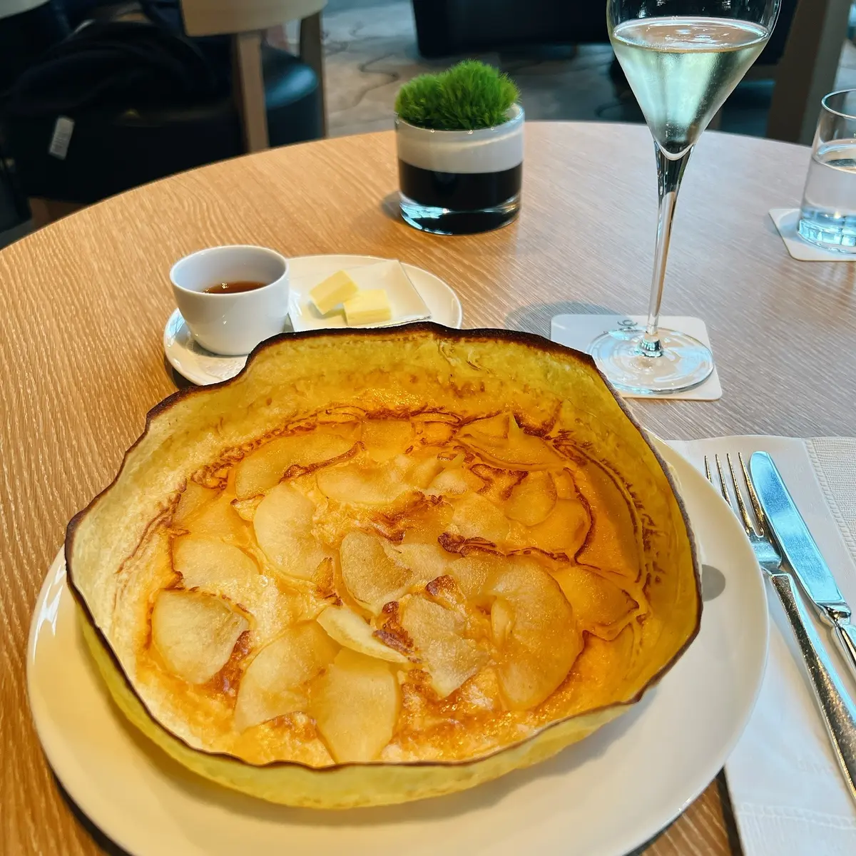 ジャーマンアップルパンケーキ メープルシロップ、バターとともに