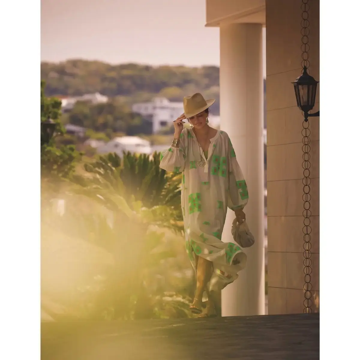 遊び心のあるエスニックな色柄が夏のビーチリゾートにも最適