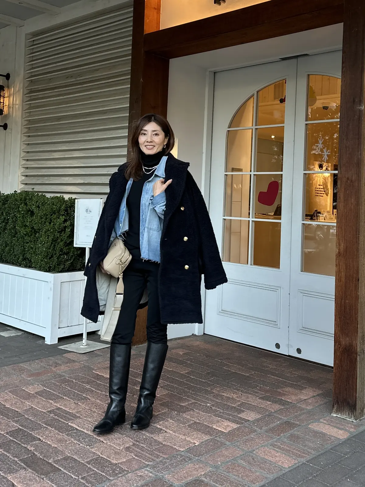 ブラックコーデのアクセントにデニムシャツの画像_3