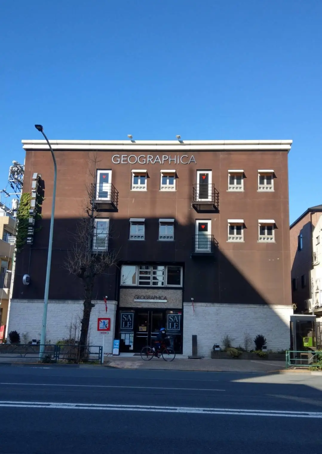 地下１階から３階まで上質なイギリスアンティーク家具が揃うGEOGRAPHICA 