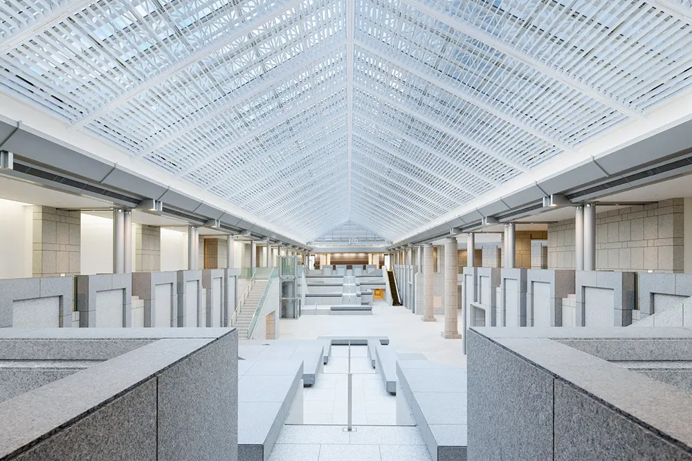 リニューアル後のグランドギャラリーには自由に休憩や読書ができる場所を随所に設置／撮影：新津保建秀