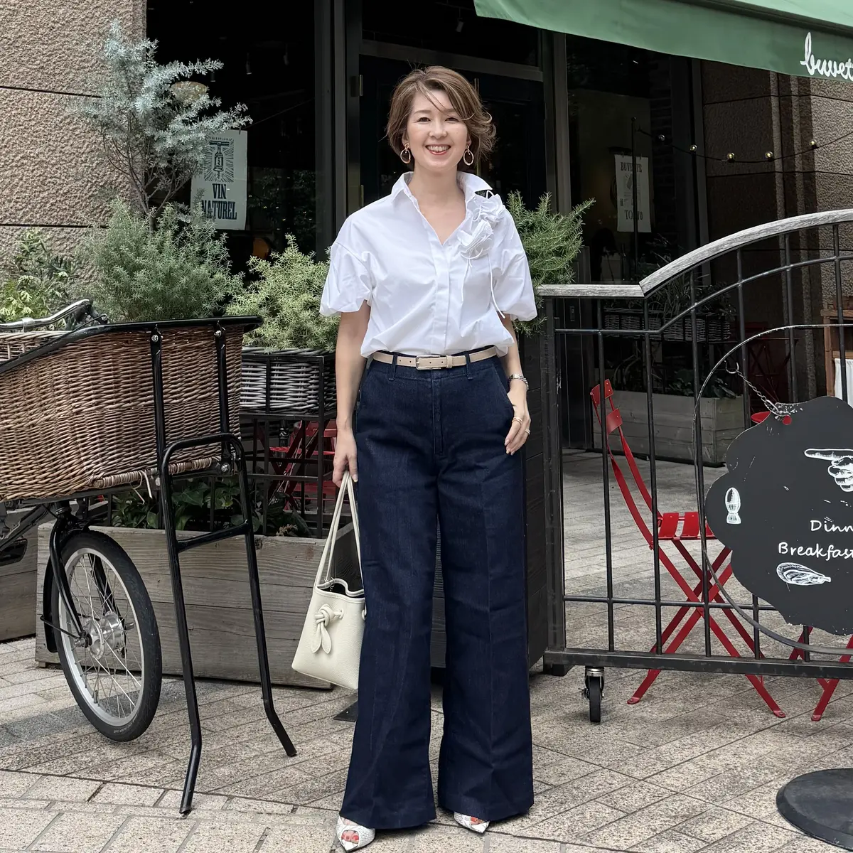 華やぎをプラスする大人の白シャツコーデの画像_1