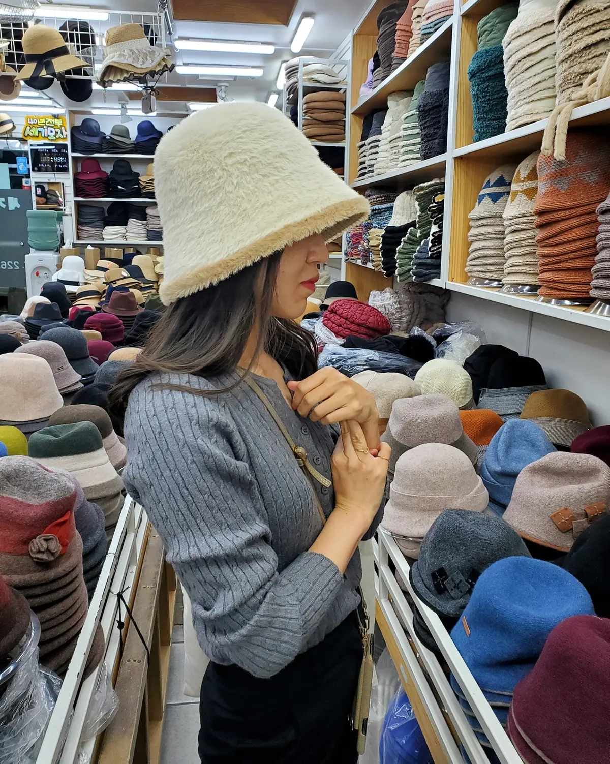 いろんな帽子を試着する姪っ子。