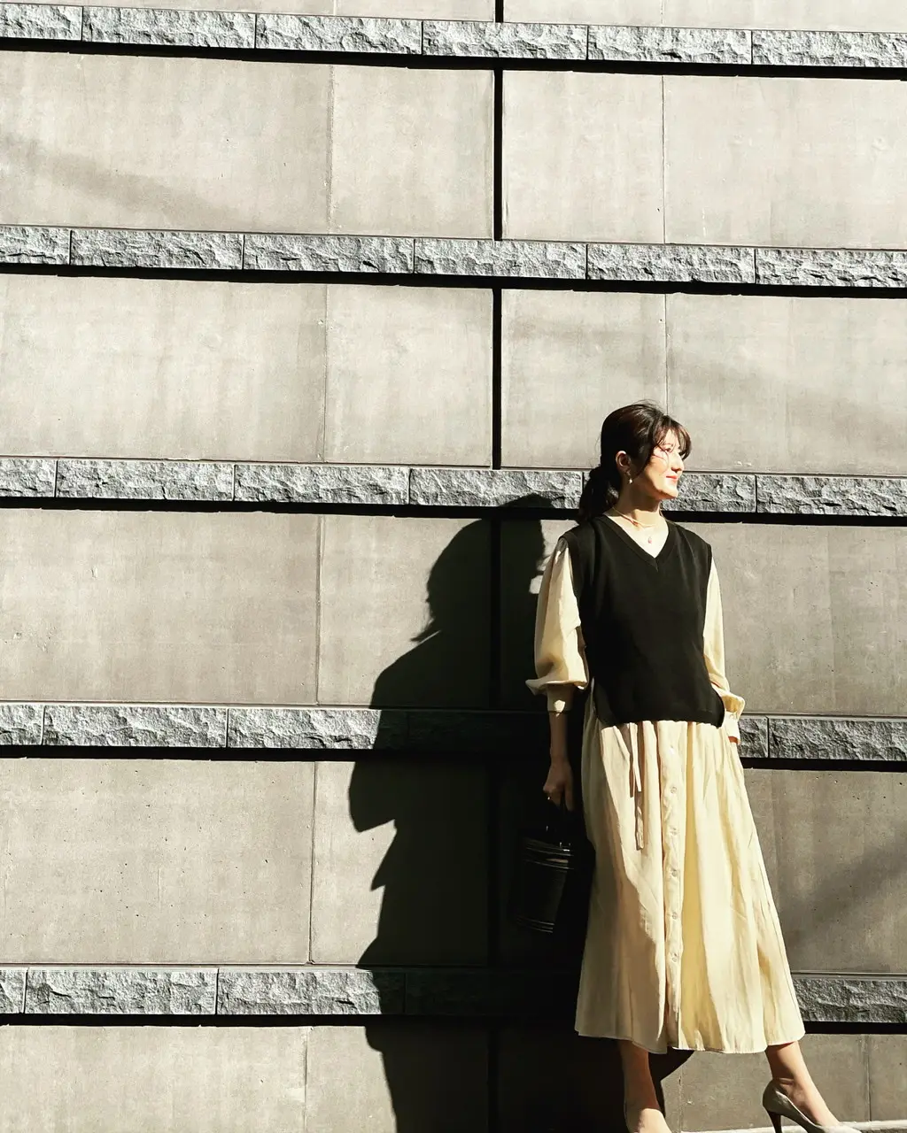 春のベージュワンピースの画像_4