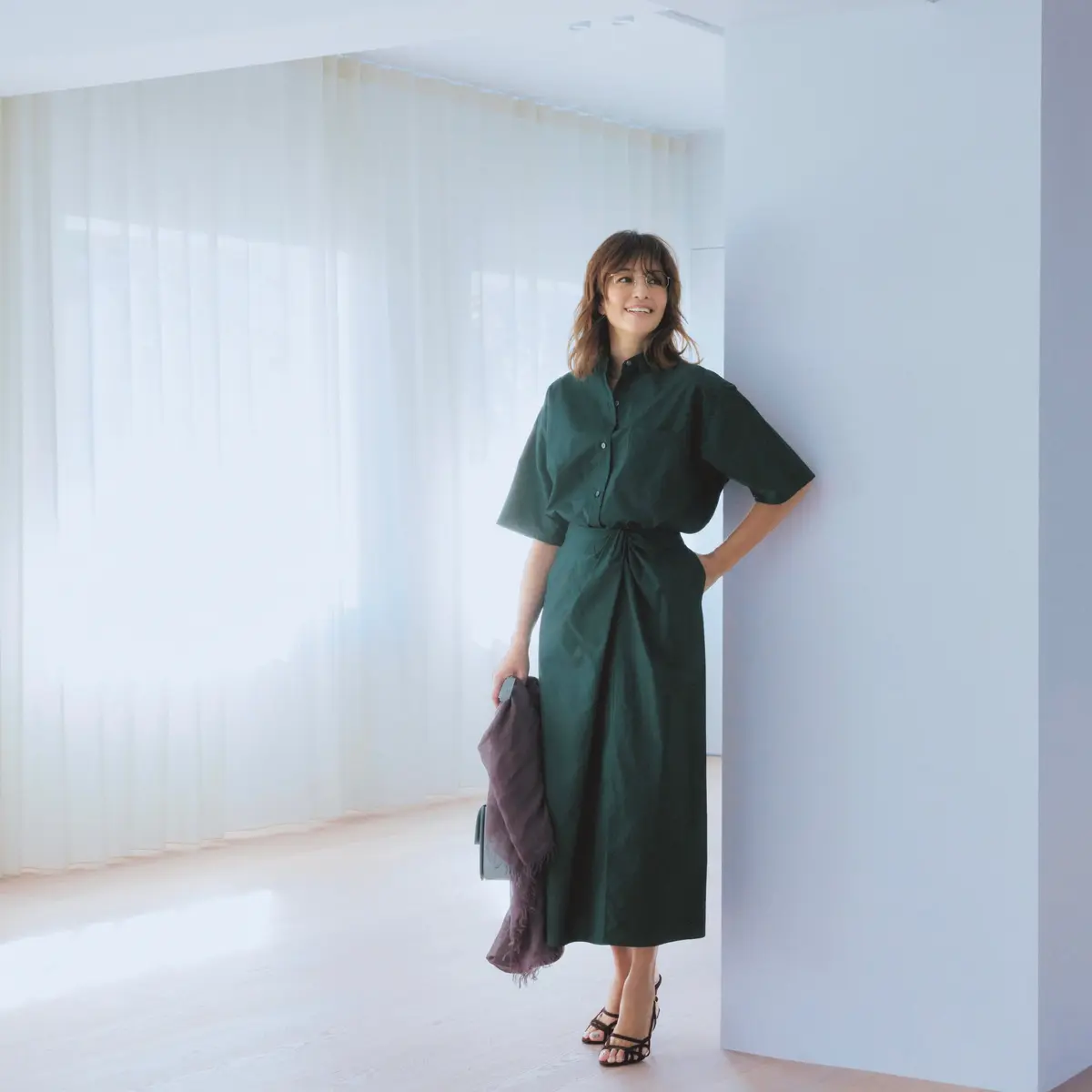 ダークグリーン半袖シャツとスカートのセットアップコーデ　モデル・RINA