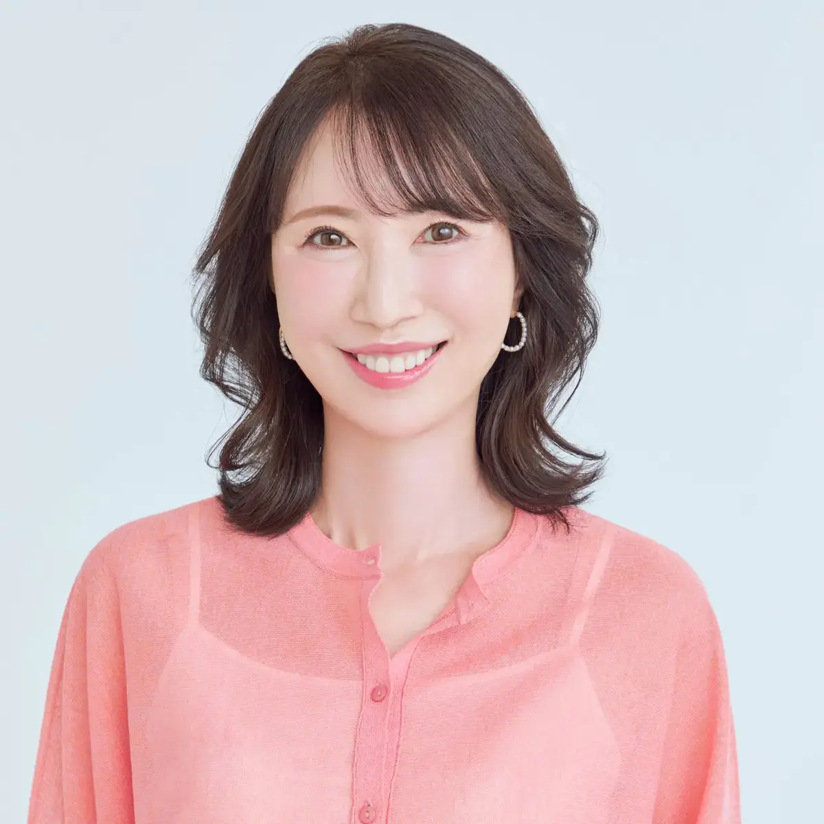 肌も印象もエレガントに仕立てる！50代に似合うレイヤーミディアムヘア【50代髪型・ヘアスタイル】