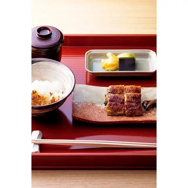 名物の鰻ごはん。昼は丼で、夜は蒲焼きと白ごはんのわかれで楽しむことができる。