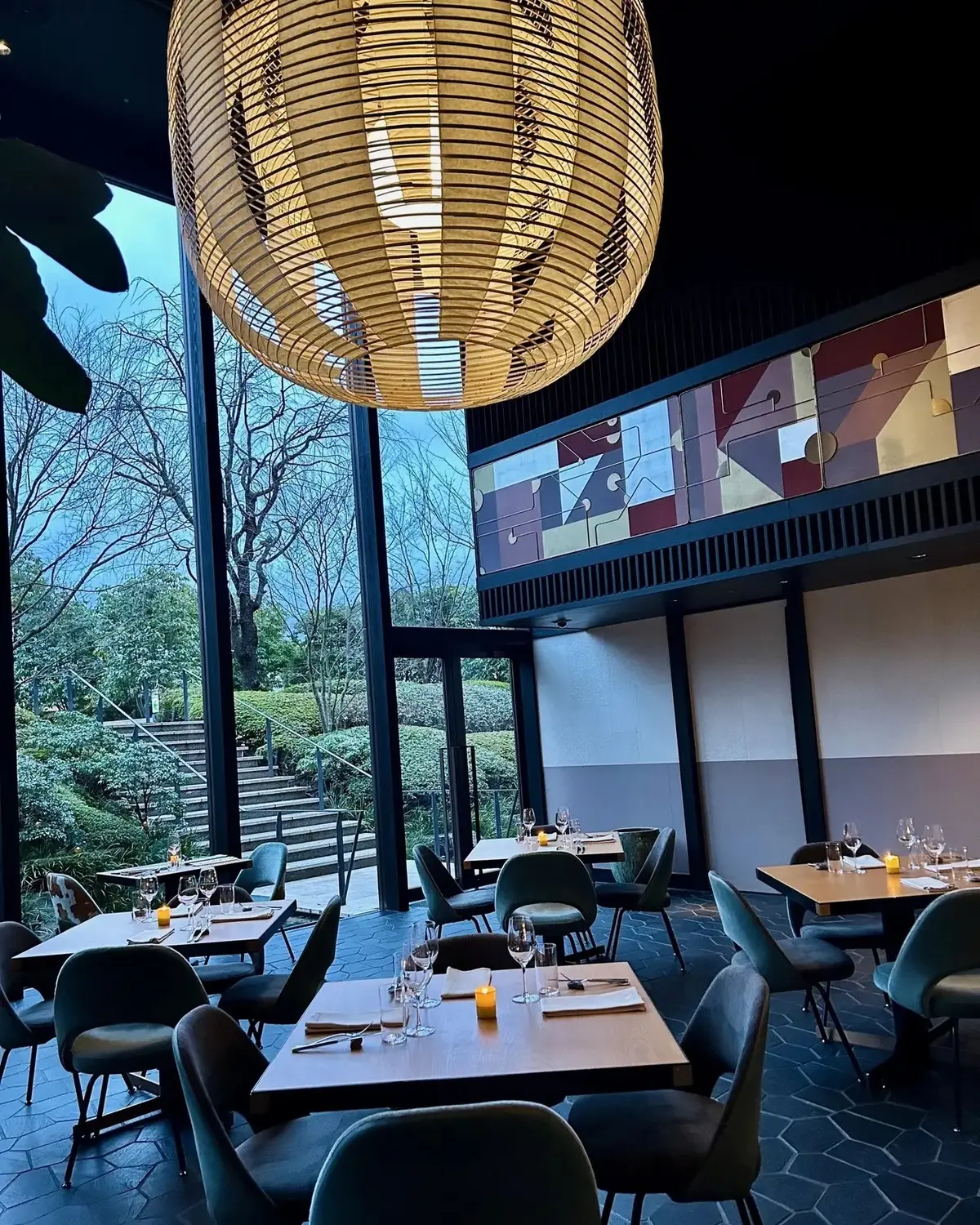 【エースホテル京都】の緑と開放感あふれるメインダイニングへ