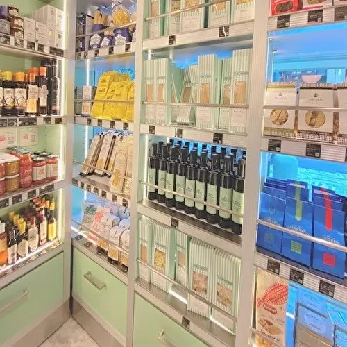 ロンドンで人気のLina Store 表の画像_10