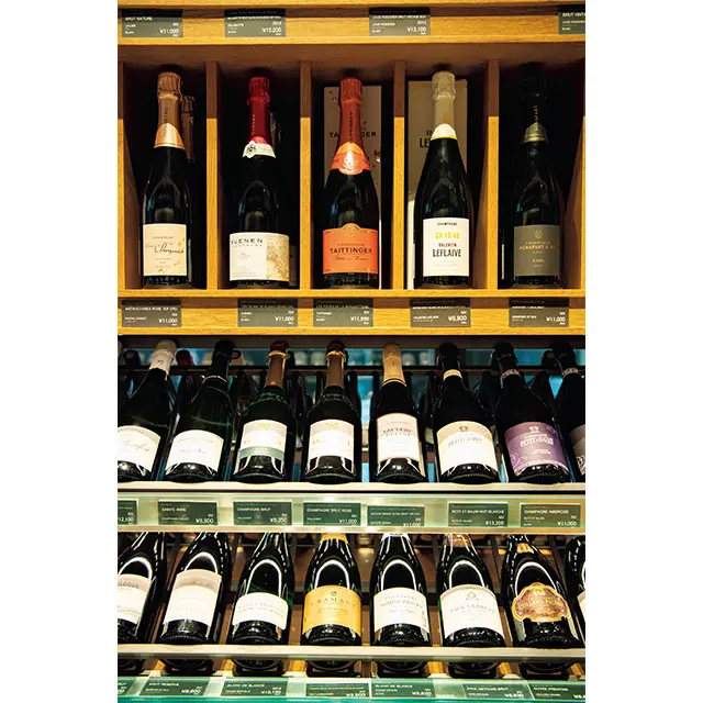 シ ョップも併設。シャンパ ーニュは65種以上